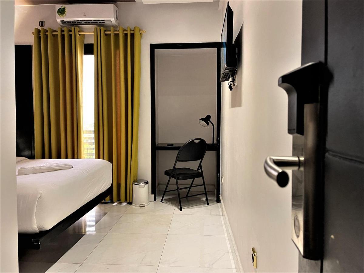 Hotel Vendome Douala Exterior photo